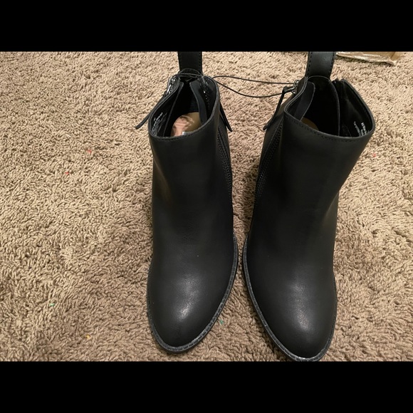 Woman’s black heeled boots with zipper - Picture 2 of 3